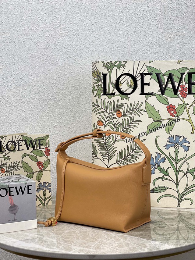 Loewe專櫃2022全新cubi全皮飯盒包 羅意威納帕牛皮便當包腋下包 型號10233 lyw1137